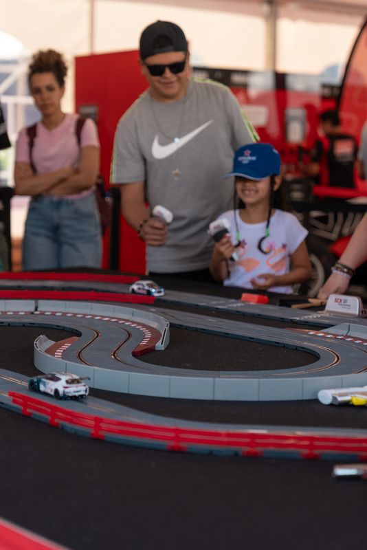 
             Pares amb el fill, jugant amb un escalèxtric al Village Road Show F1.
             Autor: Lucas Amillano
             Mostra els detalls de la imatge Pares amb el fill, jugant amb un escalèxtric al Village Road Show F1.
             