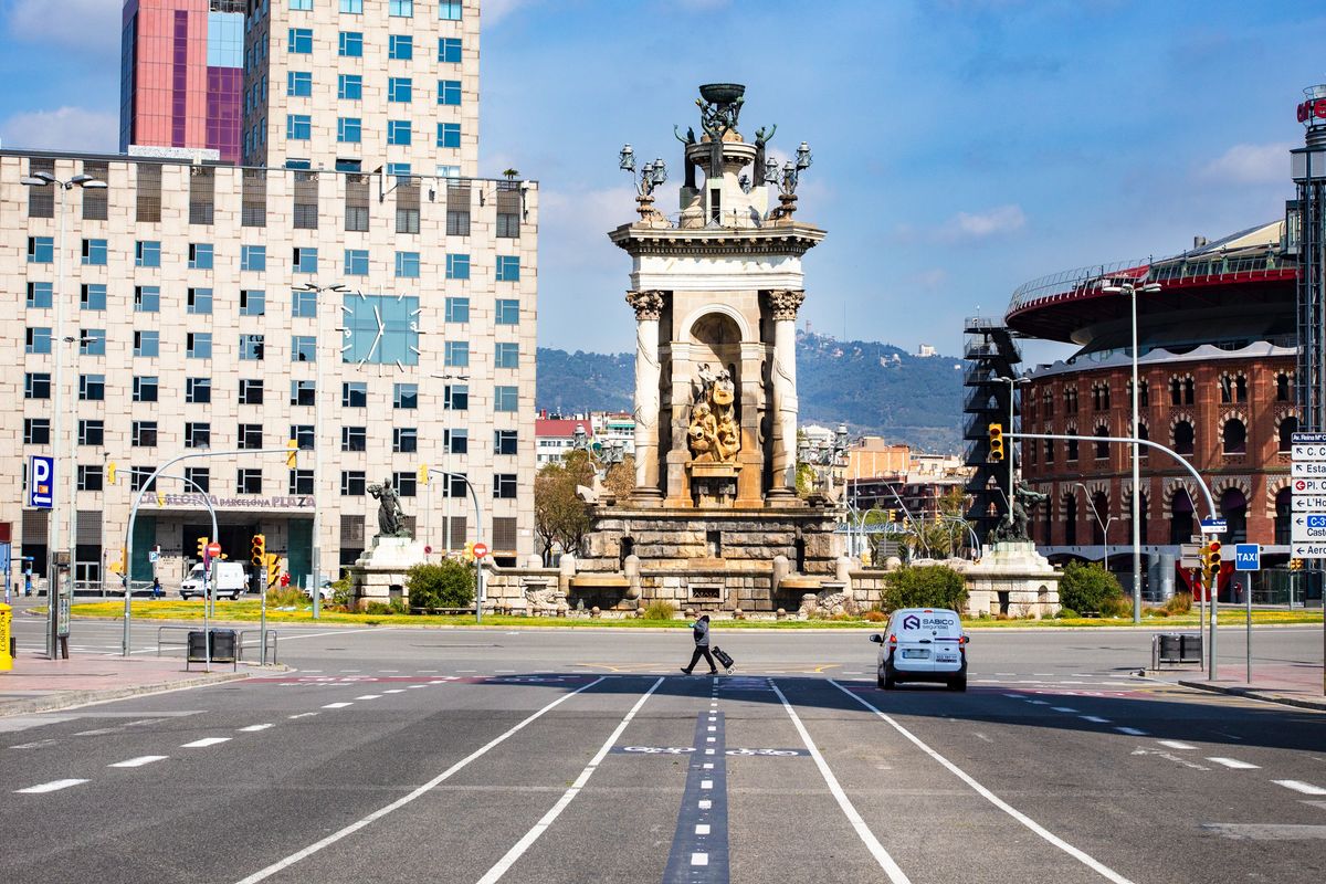 <div class='imageHoverDetail'>
             <p class='imageHoverTitle twoLineBreak'>Plaça d’Espanya vista des de l’avinguda de la Reina Maria Cristina amb l’Hote...</p>
             <p class='imageHoverAutor oneLineBreak'>Autor: Marc Lozano</p>
             <button class='imageHoverBtn'>Mostra els detalls de la imatge <span class='sr-only'>Plaça d’Espanya vista des de l’avinguda de la Reina Maria Cristina amb l’Hote...</span></button>
             </div>