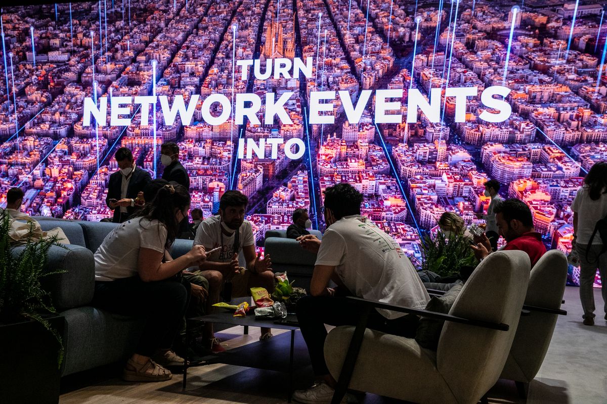 <div class='imageHoverDetail'>
             <p class='imageHoverTitle twoLineBreak'>Grup de congressistes del Mobile World Congress conversant asseguts al voltan...</p>
             <p class='imageHoverAutor oneLineBreak'>Autor: Edu Bayer</p>
             <button class='imageHoverBtn'>Mostra els detalls de la imatge <span class='sr-only'>Grup de congressistes del Mobile World Congress conversant asseguts al voltan...</span></button>
             </div>