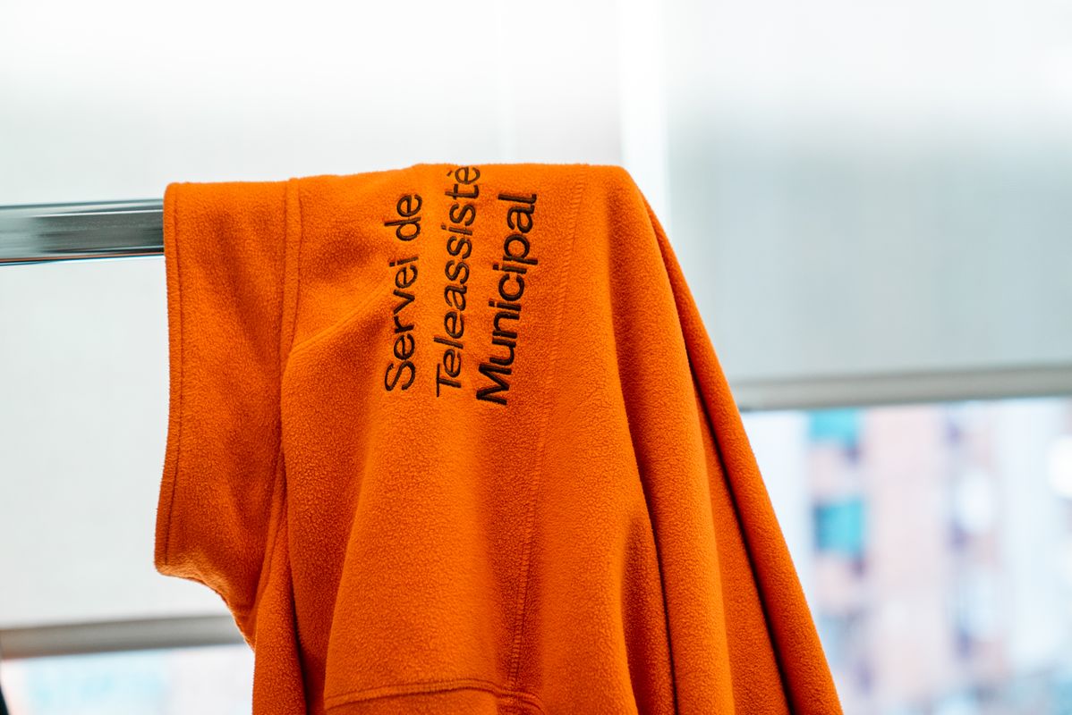 <div class='imageHoverDetail'>
             <p class='imageHoverTitle twoLineBreak'>Jaqueta d’un treballador on es veu el nom “Servei de Teleassistència Municipal”</p>
             <p class='imageHoverAutor oneLineBreak'>Autor: Martí Petit</p>
             <button class='imageHoverBtn'>Mostra els detalls de la imatge <span class='sr-only'>Jaqueta d’un treballador on es veu el nom “Servei de Teleassistència Municipal”</span></button>
             </div>