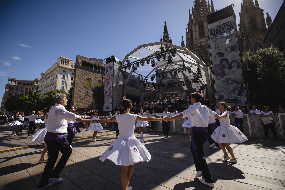 
             Ballarins executant una dansa al concurs de sardanes de la plaça de la Catedral
             Autor: Cesc Maymó
             Mostra els detalls de la imatge Ballarins executant una dansa al concurs de sardanes de la plaça de la Catedral
             