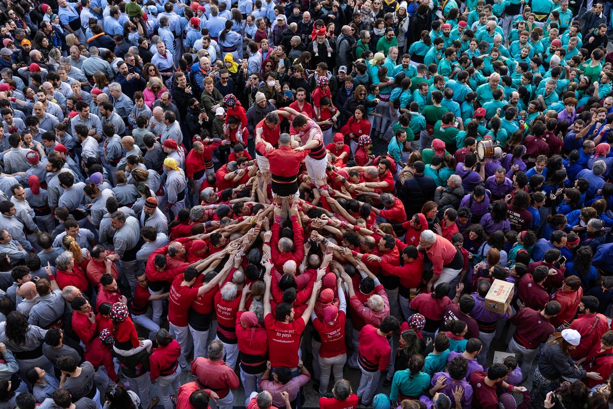 <div class='imageHoverDetail'>
             <p class='imageHoverTitle twoLineBreak'>Formació dels primers pisos d'un castell dels Castellers de Barcelona durant ...</p>
             <p class='imageHoverAutor oneLineBreak'>Autor: Lucas Amillano</p>
             <button class='imageHoverBtn'>Mostra els detalls de la imatge <span class='sr-only'>Formació dels primers pisos d'un castell dels Castellers de Barcelona durant ...</span></button>
             </div>
