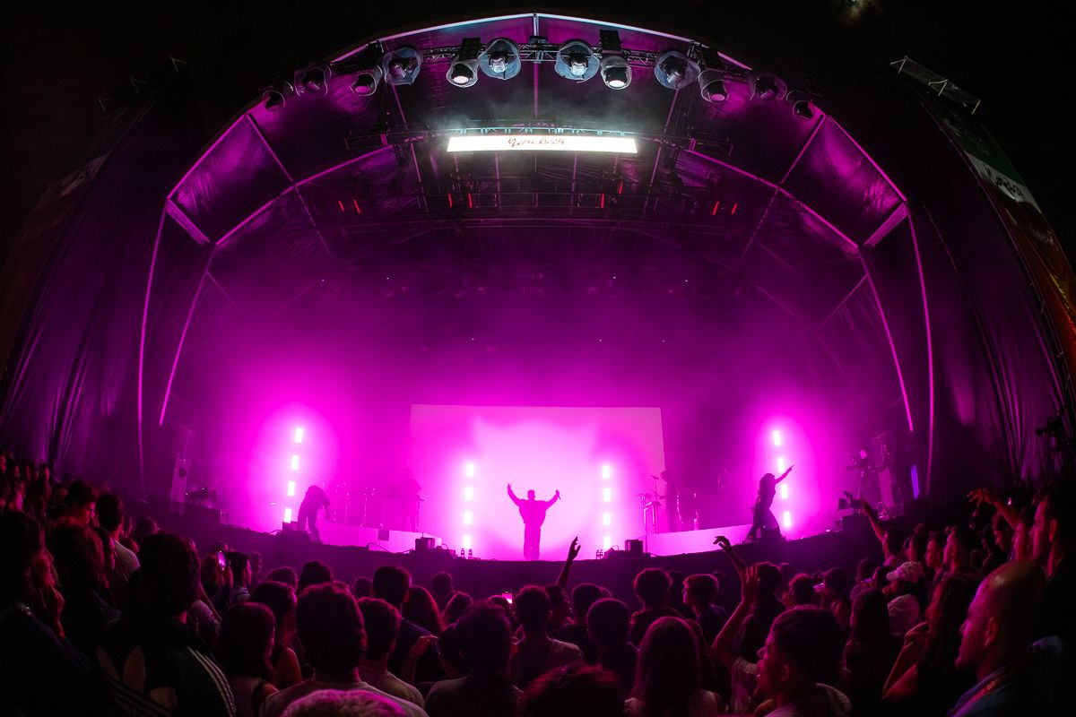 <div class='imageHoverDetail'>
             <p class='imageHoverTitle twoLineBreak'>Vista de l'escenari i el públic durant el concert de Figa Flawas a la platja ...</p>
             <p class='imageHoverAutor oneLineBreak'>Autor: Gisela Jané</p>
             <button class='imageHoverBtn'>Mostra els detalls de la imatge <span class='sr-only'>Vista de l'escenari i el públic durant el concert de Figa Flawas a la platja ...</span></button>
             </div>