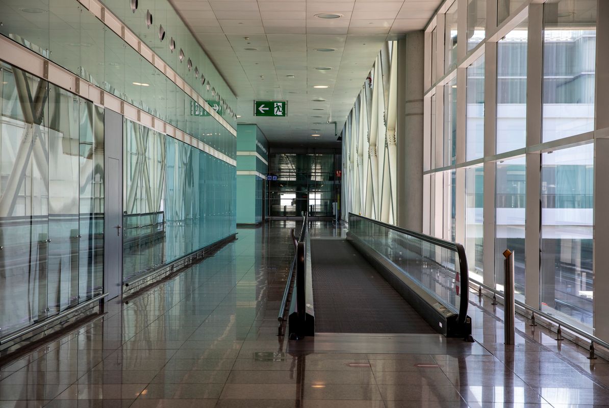 <div class='imageHoverDetail'>
             <p class='imageHoverTitle twoLineBreak'>Aeroport Josep Tarradellas Barcelona-el Prat Terminal 1, cintes mecàniques se...</p>
             <p class='imageHoverAutor oneLineBreak'>Autor: Edu Bayer</p>
             <button class='imageHoverBtn'>Mostra els detalls de la imatge <span class='sr-only'>Aeroport Josep Tarradellas Barcelona-el Prat Terminal 1, cintes mecàniques se...</span></button>
             </div>