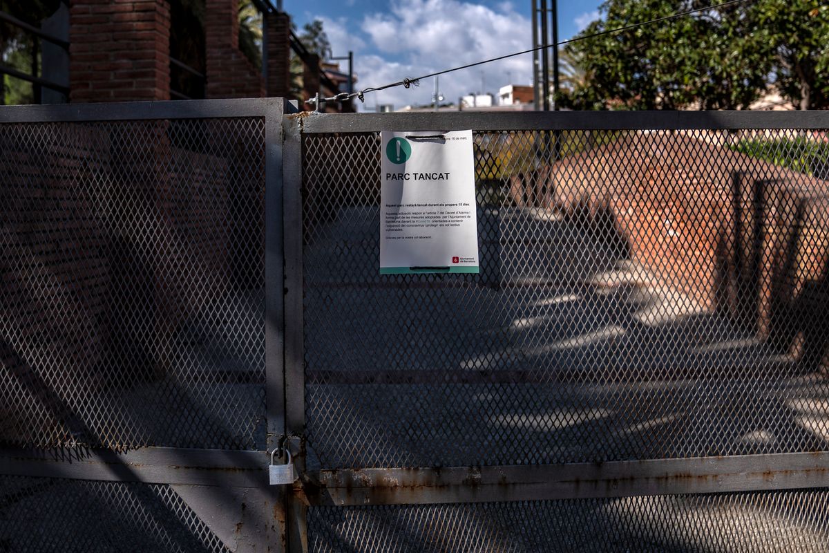 <div class='imageHoverDetail'>
             <p class='imageHoverTitle twoLineBreak'>Parc de la Pegaso amb la porta tancada i un paper que avisa dels motius del t...</p>
             <p class='imageHoverAutor oneLineBreak'>Autor: Laura Guerrero</p>
             <button class='imageHoverBtn'>Mostra els detalls de la imatge <span class='sr-only'>Parc de la Pegaso amb la porta tancada i un paper que avisa dels motius del t...</span></button>
             </div>