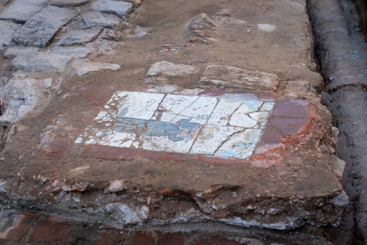 <div class='imageHoverDetail'>
             <p class='imageHoverTitle twoLineBreak'>Mosaico con la imagen de san Antonio de Padua realizado con baldosas policrom...</p>
             <p class='imageHoverAutor oneLineBreak'>Autor: Júlia Arnau</p>
             <button class='imageHoverBtn'>Ver los detalles de la imagen <span class='sr-only'>Mosaico con la imagen de san Antonio de Padua realizado con baldosas policrom...</span></button>
             </div>