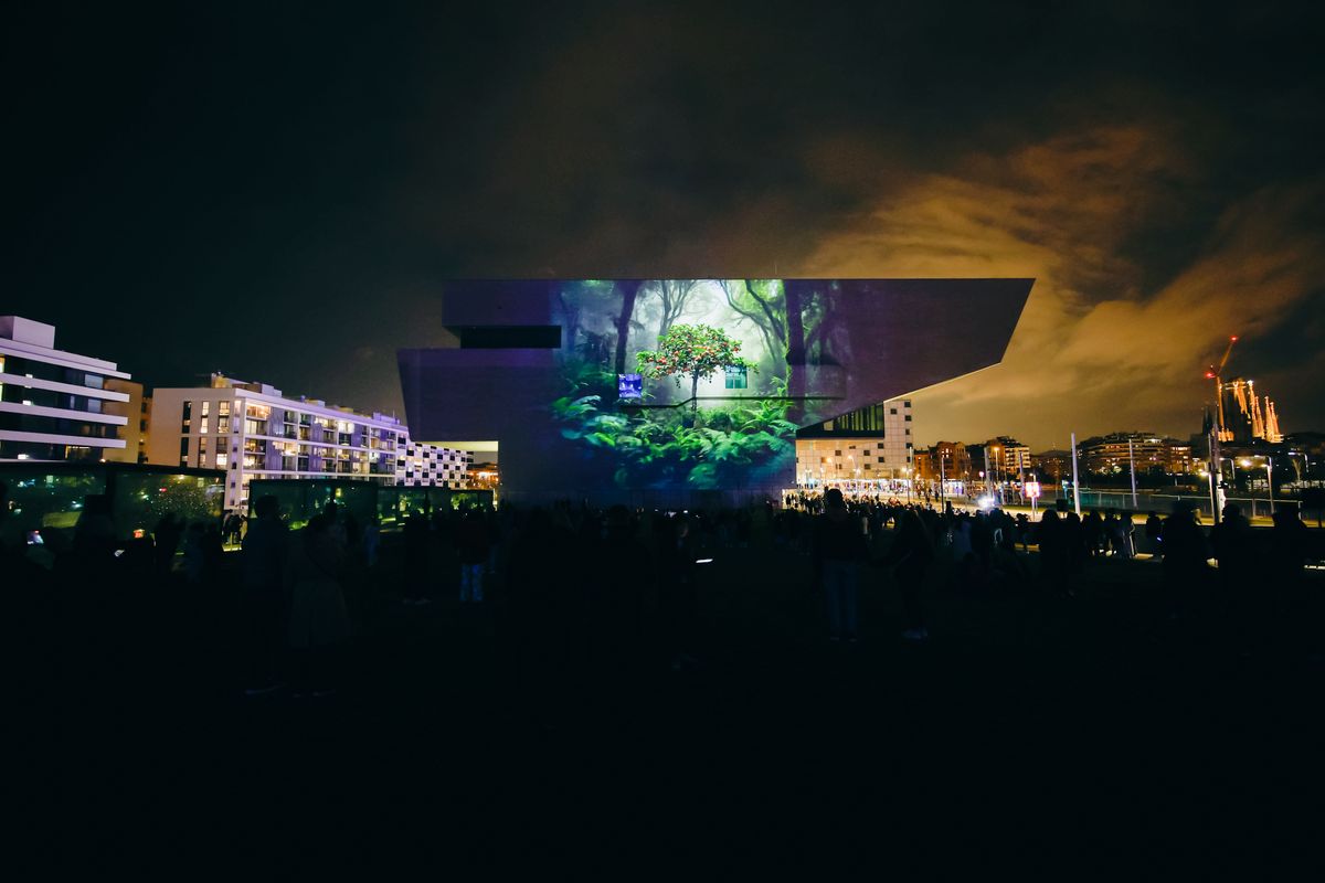 <div class='imageHoverDetail'>
             <p class='imageHoverTitle twoLineBreak'>Instal·lació artística 'Gènesi.IA', de Joan Fontcuberta, al Festival Llum BCN...</p>
             <p class='imageHoverAutor oneLineBreak'>Autor: Xavi Torrent</p>
             <button class='imageHoverBtn'>Mostra els detalls de la imatge <span class='sr-only'>Instal·lació artística 'Gènesi.IA', de Joan Fontcuberta, al Festival Llum BCN...</span></button>
             </div>