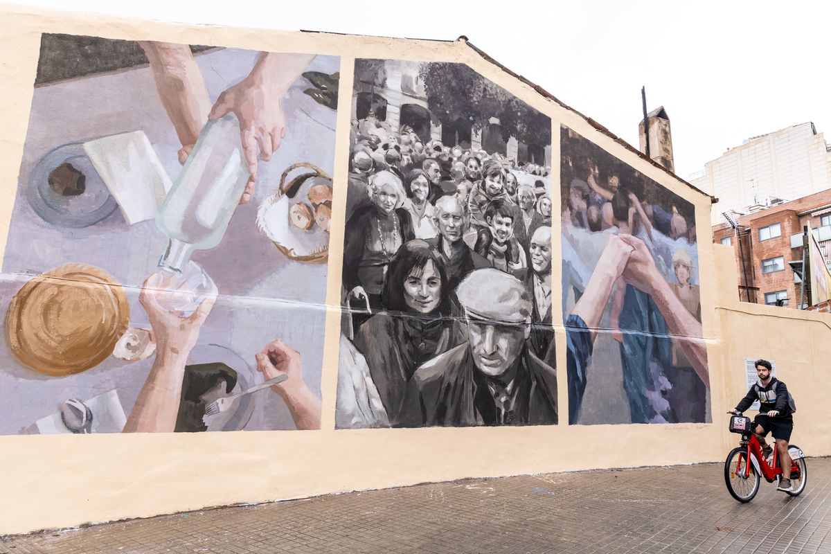 <div class='imageHoverDetail'>
             <p class='imageHoverTitle twoLineBreak'>Mural commemoratiu del 30è aniversari del Consell Assessor de la Gent Gran ce...</p>
             <p class='imageHoverAutor oneLineBreak'>Autor: Edu Bayer</p>
             <button class='imageHoverBtn'>Mostra els detalls de la imatge <span class='sr-only'>Mural commemoratiu del 30è aniversari del Consell Assessor de la Gent Gran ce...</span></button>
             </div>