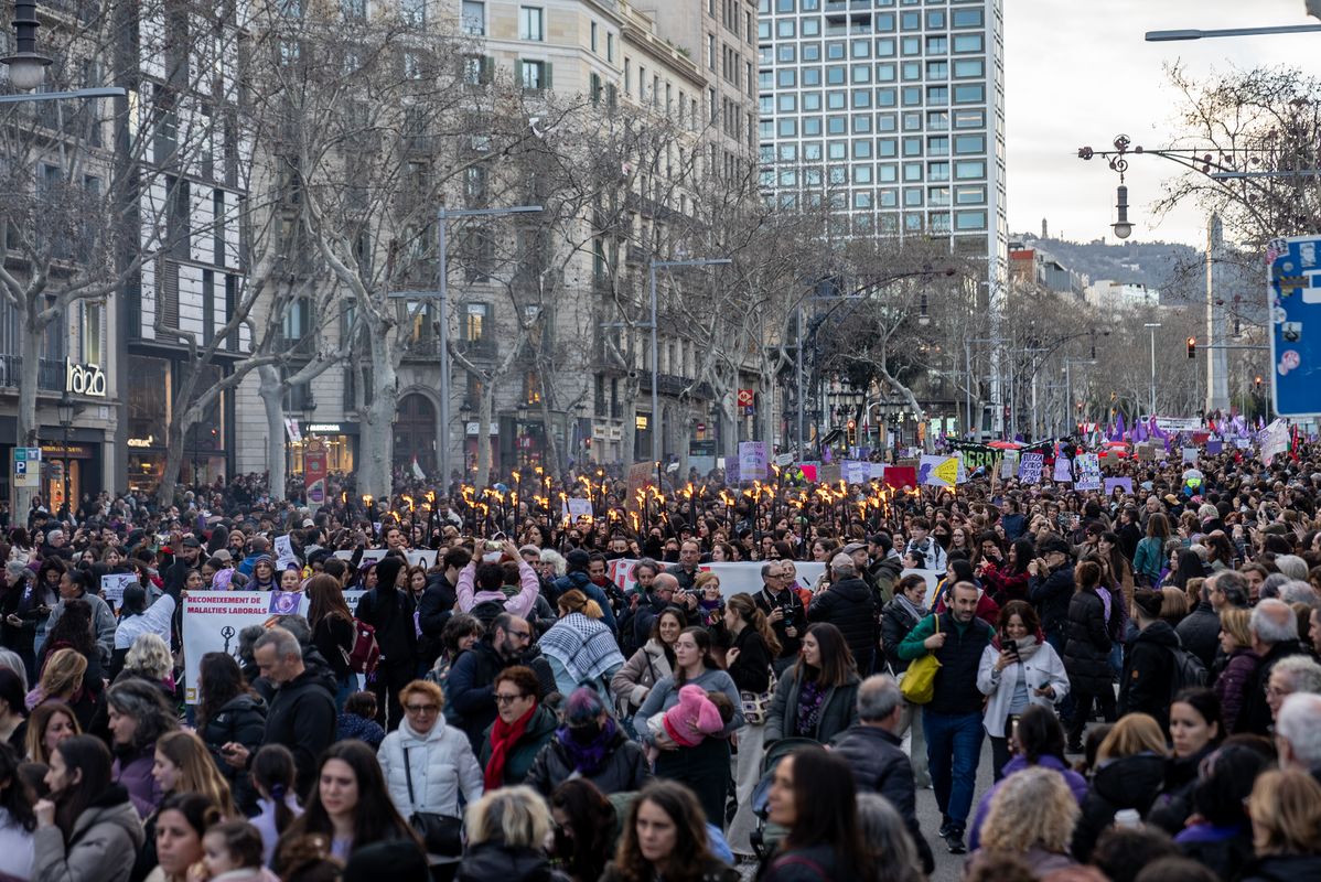<div class='imageHoverDetail'>
             <p class='imageHoverTitle twoLineBreak'>Ambient al passeig de Gràcia durant la manifestació del Dia Internacional de ...</p>
             <p class='imageHoverAutor oneLineBreak'>Autor: Júlia Arnau</p>
             <button class='imageHoverBtn'>Mostra els detalls de la imatge <span class='sr-only'>Ambient al passeig de Gràcia durant la manifestació del Dia Internacional de ...</span></button>
             </div>