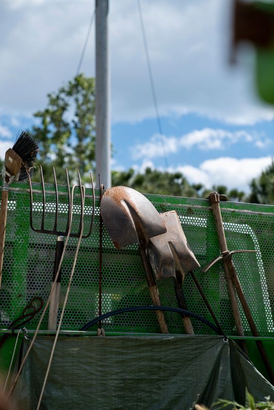 <div class='imageHoverDetail'>
             <p class='imageHoverTitle twoLineBreak'>Eines a la part del darrere del camió de Barcelona pel Medi Ambient amb forqu...</p>
             <p class='imageHoverAutor oneLineBreak'>Autor: Mariona Gil</p>
             <button class='imageHoverBtn'>Mostra els detalls de la imatge <span class='sr-only'>Eines a la part del darrere del camió de Barcelona pel Medi Ambient amb forqu...</span></button>
             </div>