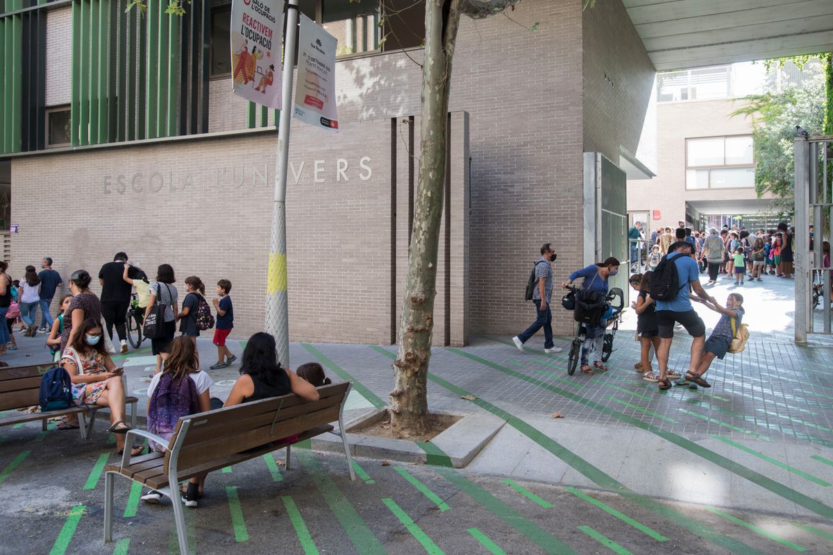 
             Zona pacificada davant de l’Escola l’Univers, amb gent asseguda als bancs i f...
             Autor: Òscar Giralt
             Mostra els detalls de la imatge Zona pacificada davant de l’Escola l’Univers, amb gent asseguda als bancs i f...
             