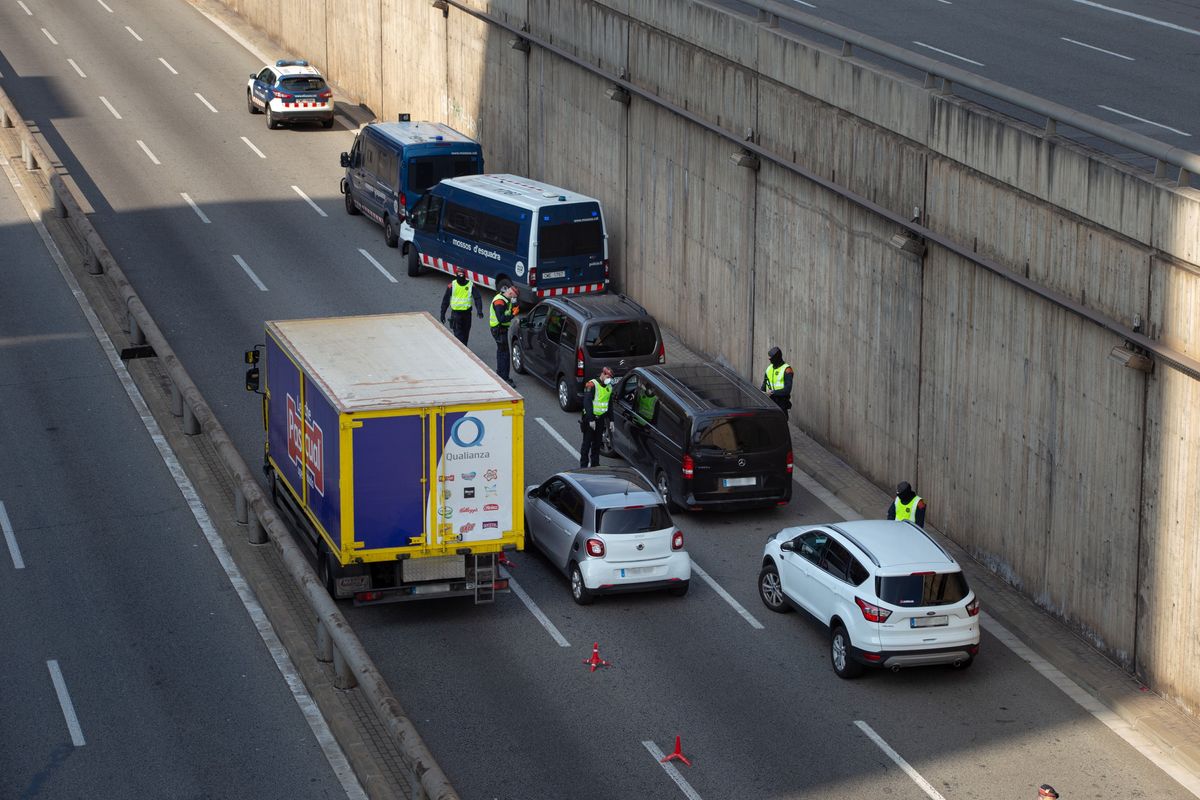 <div class='imageHoverDetail'>
             <p class='imageHoverTitle twoLineBreak'>Control de trànsit dels Mossos d’Esquadra a gran via de les Corts Catalanes a...</p>
             <p class='imageHoverAutor oneLineBreak'>Autor: Marc Lozano</p>
             <button class='imageHoverBtn'>Mostra els detalls de la imatge <span class='sr-only'>Control de trànsit dels Mossos d’Esquadra a gran via de les Corts Catalanes a...</span></button>
             </div>
