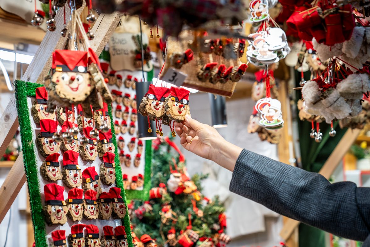 <div class='imageHoverDetail'>
             <p class='imageHoverTitle twoLineBreak'>Una mano eligiendo los “tions” de un puesto de la Feria de Santa Llúcia</p>
             <p class='imageHoverAutor oneLineBreak'>Autor: Júlia Arnau</p>
             <button class='imageHoverBtn'>Ver los detalles de la imagen <span class='sr-only'>Una mano eligiendo los “tions” de un puesto de la Feria de Santa Llúcia</span></button>
             </div>