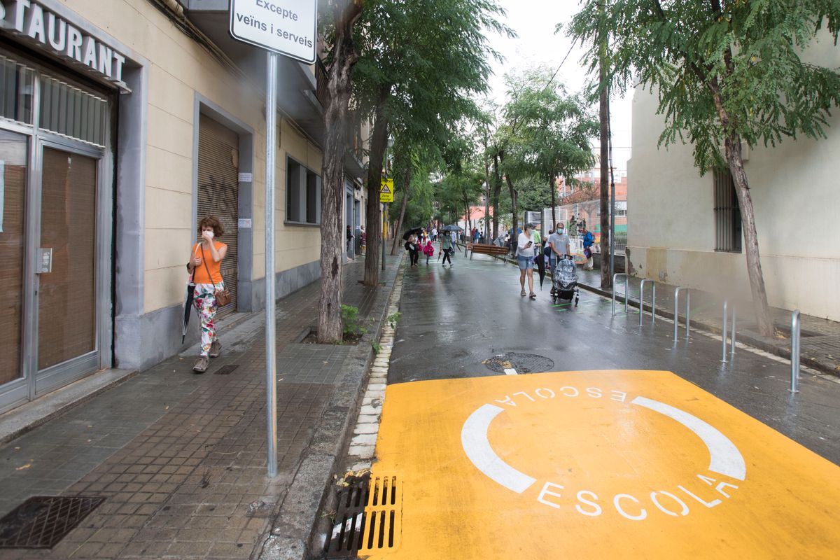 <div class='imageHoverDetail'>
             <p class='imageHoverTitle twoLineBreak'>Senyalització horitzontal en groc que avisa de la proximitat d’una escola, pi...</p>
             <p class='imageHoverAutor oneLineBreak'>Autor: Òscar Giralt</p>
             <button class='imageHoverBtn'>Mostra els detalls de la imatge <span class='sr-only'>Senyalització horitzontal en groc que avisa de la proximitat d’una escola, pi...</span></button>
             </div>