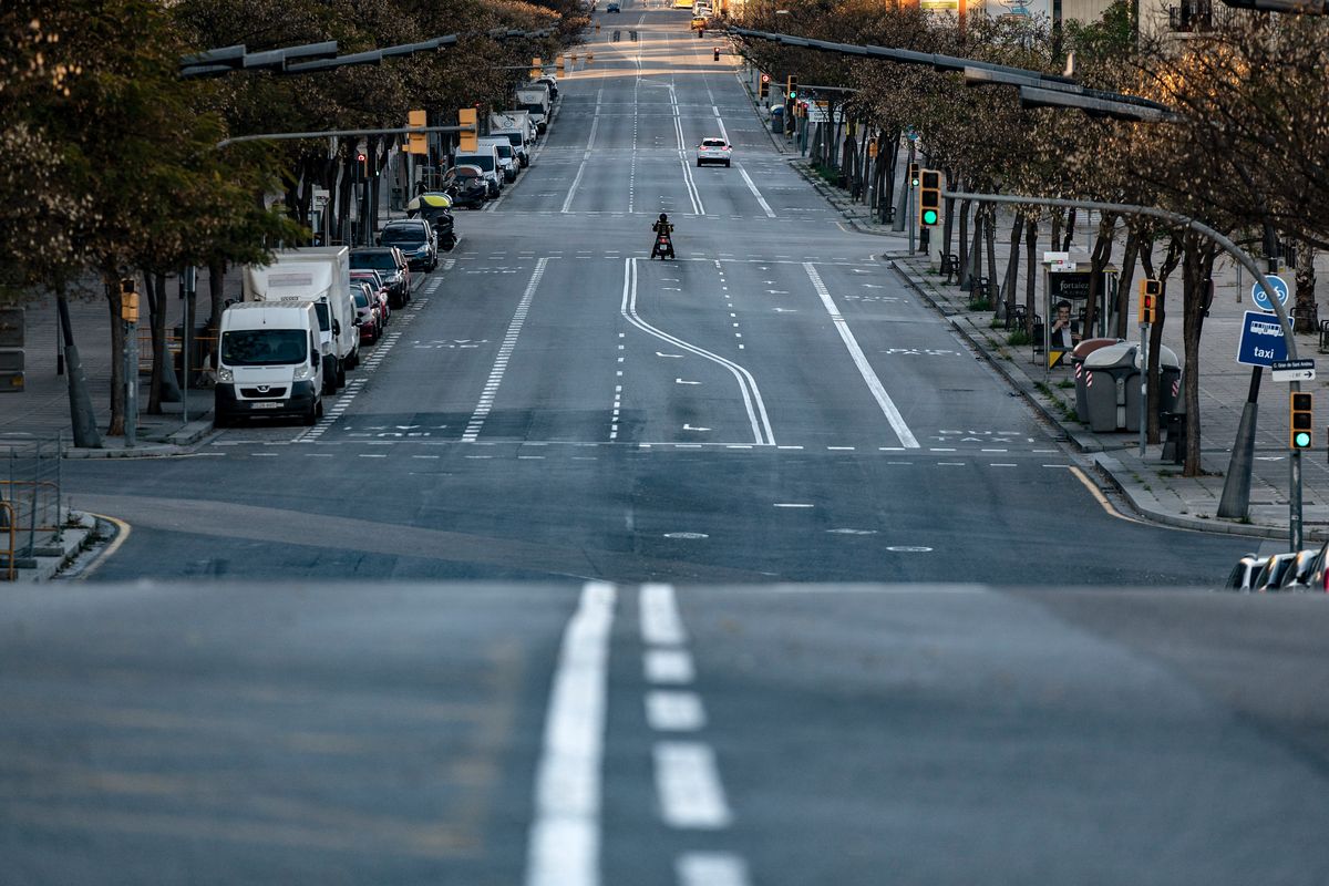 <div class='imageHoverDetail'>
             <p class='imageHoverTitle twoLineBreak'>Avinguda Meridiana gairebé buida on només es veu un cotxe i una moto aturats ...</p>
             <p class='imageHoverAutor oneLineBreak'>Autor: Laura Guerrero</p>
             <button class='imageHoverBtn'>Mostra els detalls de la imatge <span class='sr-only'>Avinguda Meridiana gairebé buida on només es veu un cotxe i una moto aturats ...</span></button>
             </div>