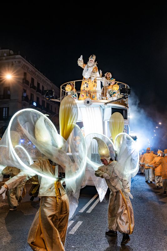 <div class='imageHoverDetail'>
             <p class='imageHoverTitle twoLineBreak'>El rei Melcior saluda des de la carrossa acompanyat dels patges reials</p>
             <p class='imageHoverAutor oneLineBreak'>Autor: Pep Herrero</p>
             <button class='imageHoverBtn'>Mostra els detalls de la imatge <span class='sr-only'>El rei Melcior saluda des de la carrossa acompanyat dels patges reials</span></button>
             </div>