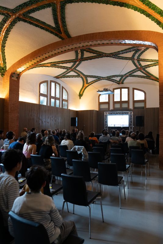 <div class='imageHoverDetail'>
             <p class='imageHoverTitle twoLineBreak'>Vista general de l’acte Música × Arquitectura en una sala del Recinte Moderni...</p>
             <p class='imageHoverAutor oneLineBreak'>Autor: Albert Mitjavila</p>
             <button class='imageHoverBtn'>Mostra els detalls de la imatge <span class='sr-only'>Vista general de l’acte Música × Arquitectura en una sala del Recinte Moderni...</span></button>
             </div>