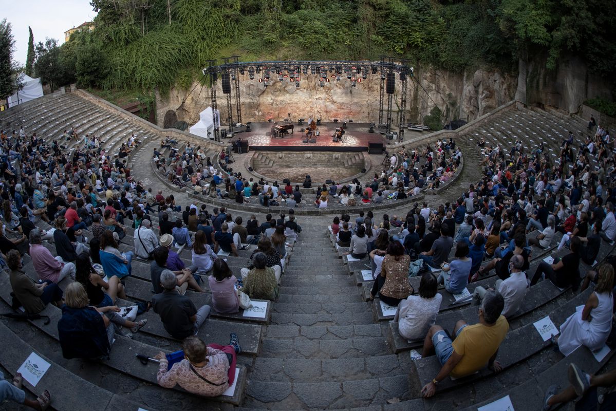 <div class='imageHoverDetail'>
             <p class='imageHoverTitle twoLineBreak'>Actuació del Roger Mas al Teatre Grec dins de la programació de La Mercè és m...</p>
             <p class='imageHoverAutor oneLineBreak'>Autor: Xavi Torrent</p>
             <button class='imageHoverBtn'>Mostra els detalls de la imatge <span class='sr-only'>Actuació del Roger Mas al Teatre Grec dins de la programació de La Mercè és m...</span></button>
             </div>