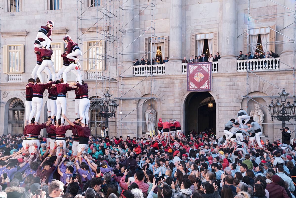 
             Colles de Barcelona carregant castells a la plaça de Sant Jaume amb motiu de ...
             Autor: Josbel A. Tinoco
             Mostra els detalls de la imatge Colles de Barcelona carregant castells a la plaça de Sant Jaume amb motiu de ...
             
