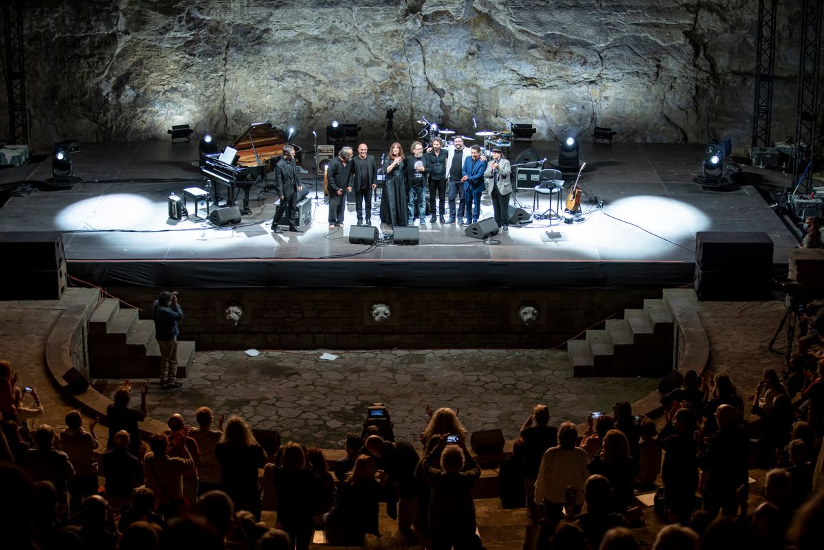 <div class='imageHoverDetail'>
             <p class='imageHoverTitle twoLineBreak'>Final del concert de la Maria del Mar Bonet al Teatre Grec dins de la program...</p>
             <p class='imageHoverAutor oneLineBreak'>Autor: Xavi Torrent</p>
             <button class='imageHoverBtn'>Mostra els detalls de la imatge <span class='sr-only'>Final del concert de la Maria del Mar Bonet al Teatre Grec dins de la program...</span></button>
             </div>