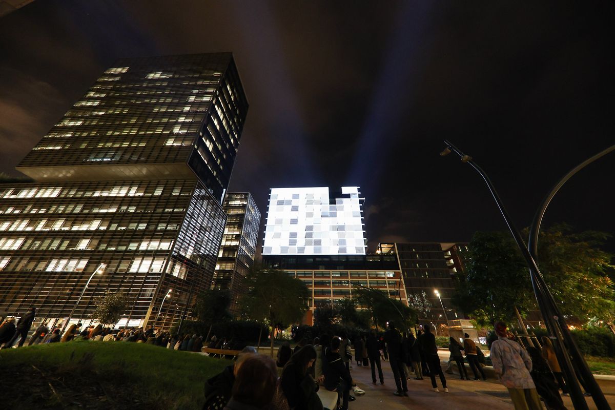 <div class='imageHoverDetail'>
             <p class='imageHoverTitle twoLineBreak'>Projecció de la instal·lació artística 'Metatecture', de Daniel Rossa, del Fe...</p>
             <p class='imageHoverAutor oneLineBreak'>Autor: Christian Bertrand</p>
             <button class='imageHoverBtn'>Mostra els detalls de la imatge <span class='sr-only'>Projecció de la instal·lació artística 'Metatecture', de Daniel Rossa, del Fe...</span></button>
             </div>
