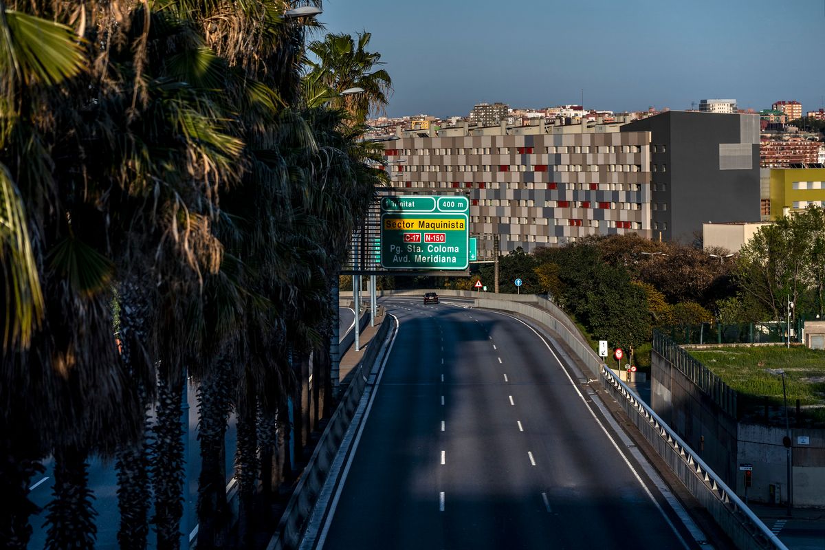 <div class='imageHoverDetail'>
             <p class='imageHoverTitle twoLineBreak'>Nus de la Trinitat sense gairebé trànsit</p>
             <p class='imageHoverAutor oneLineBreak'>Autor: Laura Guerrero</p>
             <button class='imageHoverBtn'>Mostra els detalls de la imatge <span class='sr-only'>Nus de la Trinitat sense gairebé trànsit</span></button>
             </div>