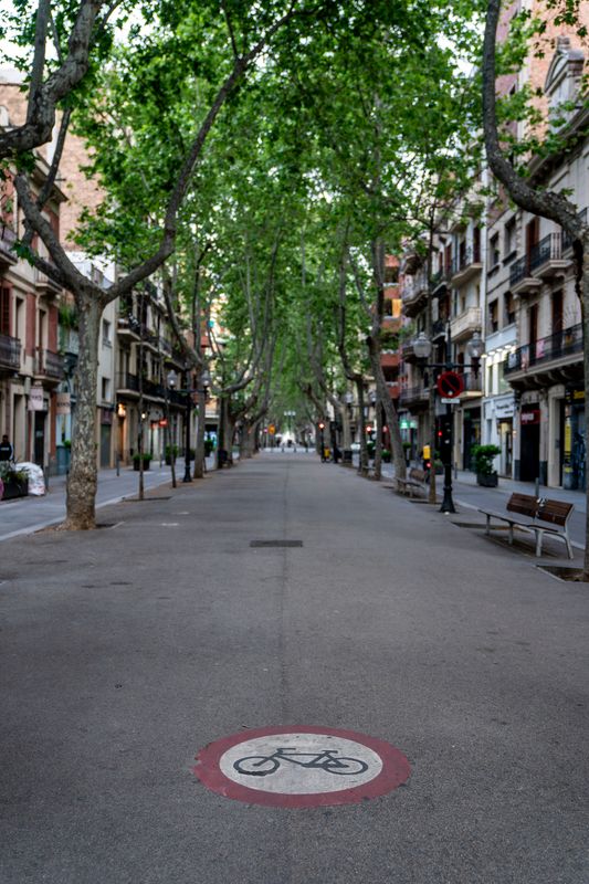 <div class='imageHoverDetail'>
             <p class='imageHoverTitle twoLineBreak'>Rambla del Poblenou buida on es veu la senyalització que hi prohibeix la circ...</p>
             <p class='imageHoverAutor oneLineBreak'>Autor: Laura Guerrero</p>
             <button class='imageHoverBtn'>Mostra els detalls de la imatge <span class='sr-only'>Rambla del Poblenou buida on es veu la senyalització que hi prohibeix la circ...</span></button>
             </div>