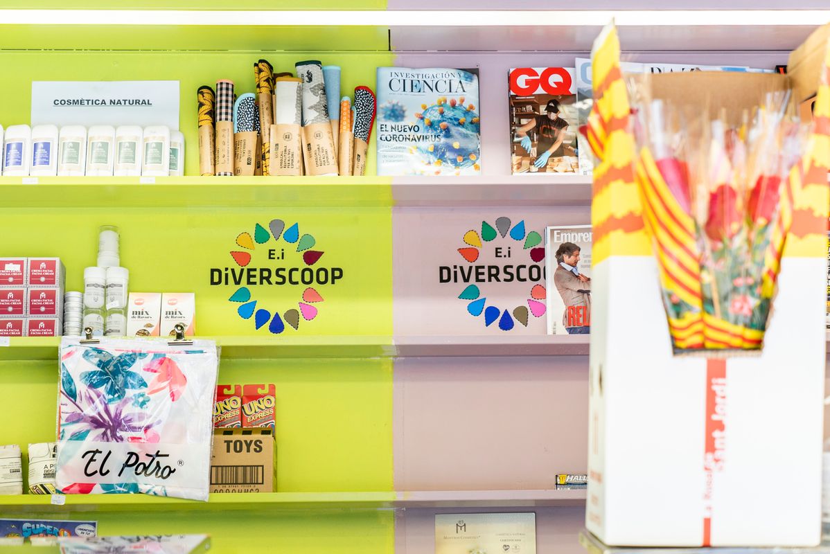 <div class='imageHoverDetail'>
             <p class='imageHoverTitle twoLineBreak'>Productes disponibles als quioscos de Diverscoop promoguts per la mateixa coo...</p>
             <p class='imageHoverAutor oneLineBreak'>Autor: Clara Soler Chopo</p>
             <button class='imageHoverBtn'>Mostra els detalls de la imatge <span class='sr-only'>Productes disponibles als quioscos de Diverscoop promoguts per la mateixa coo...</span></button>
             </div>