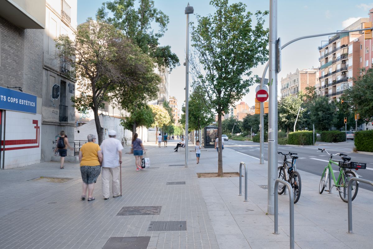 
             Gente andando por la acera lateral de la avenida de la Meridiana cerca de la ...
             Autor: Martí Petit
             Ver los detalles de la imagen Gente andando por la acera lateral de la avenida de la Meridiana cerca de la ...
             