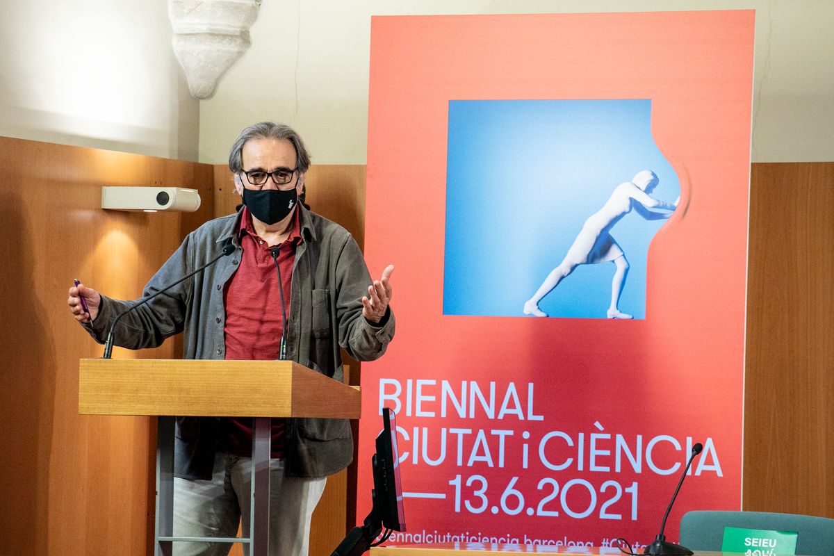 
             Parlament de Joan Subirats durant la roda de premsa en una sala de l