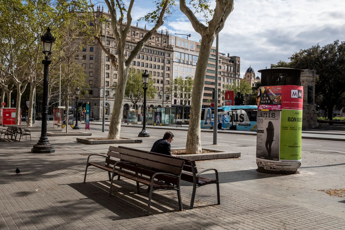 <div class='imageHoverDetail'>
             <p class='imageHoverTitle twoLineBreak'>Plaça de Catalunya amb una persona asseguda en un banc d’El Corte Inglés i l’...</p>
             <p class='imageHoverAutor oneLineBreak'>Autor: Edu Bayer</p>
             <button class='imageHoverBtn'>Mostra els detalls de la imatge <span class='sr-only'>Plaça de Catalunya amb una persona asseguda en un banc d’El Corte Inglés i l’...</span></button>
             </div>