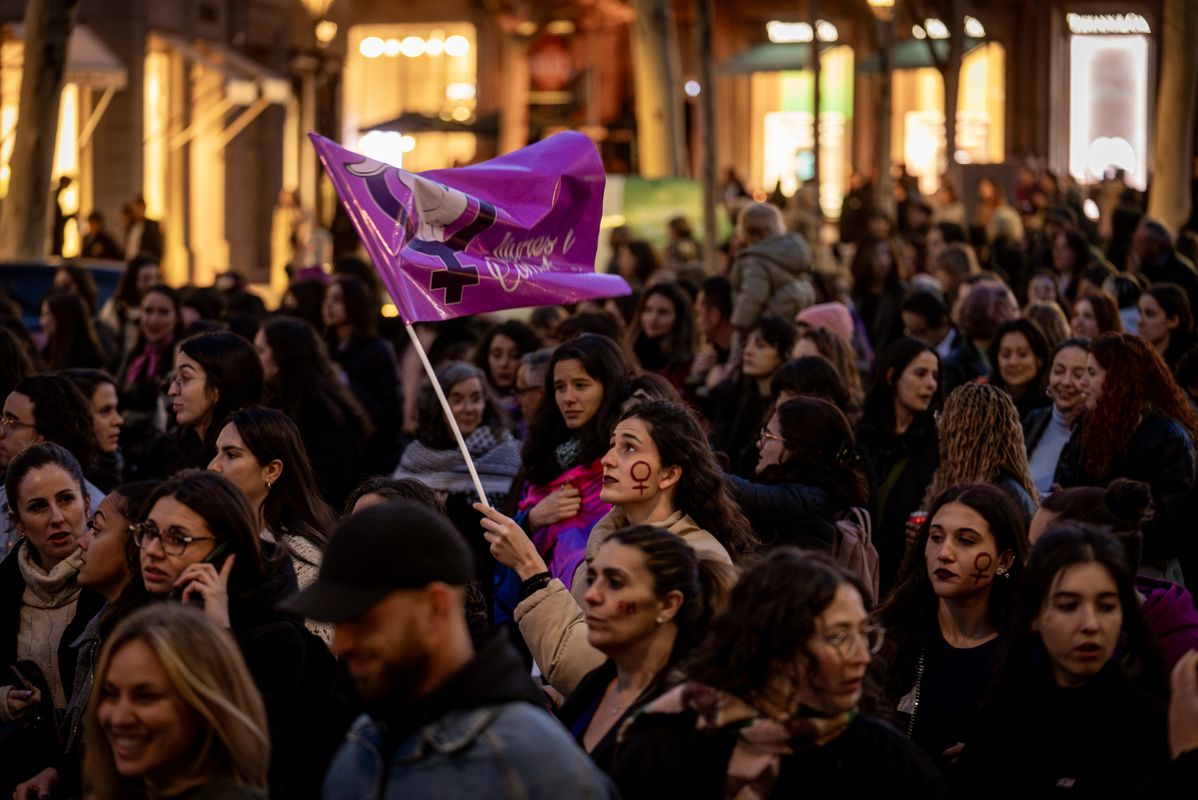 <div class='imageHoverDetail'>
             <p class='imageHoverTitle twoLineBreak'>Ambient al passeig de Gràcia durant la manifestació del Dia Internacional de ...</p>
             <p class='imageHoverAutor oneLineBreak'>Autor: Júlia Arnau</p>
             <button class='imageHoverBtn'>Mostra els detalls de la imatge <span class='sr-only'>Ambient al passeig de Gràcia durant la manifestació del Dia Internacional de ...</span></button>
             </div>