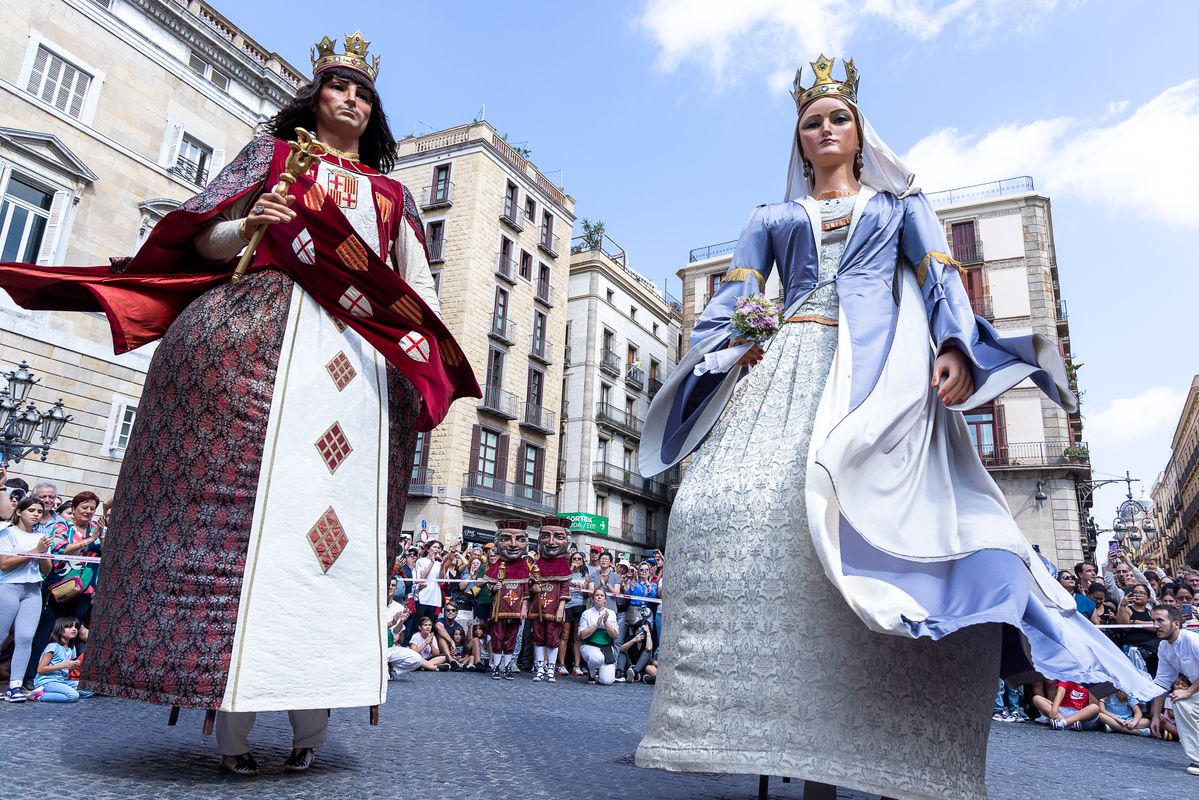 <div class='imageHoverDetail'>
             <p class='imageHoverTitle twoLineBreak'>Baile de los gigantes de la Ciudad con motivo del día de La Mercè</p>
             <p class='imageHoverAutor oneLineBreak'>Autor: Edu Bayer</p>
             <button class='imageHoverBtn'>Ver los detalles de la imagen <span class='sr-only'>Baile de los gigantes de la Ciudad con motivo del día de La Mercè</span></button>
             </div>