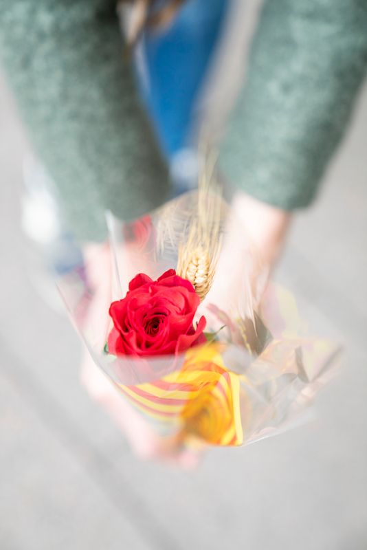 <div class='imageHoverDetail'>
             <p class='imageHoverTitle twoLineBreak'>Una dona mostra la seva rosa de Sant Jordi</p>
             <p class='imageHoverAutor oneLineBreak'>Autor: Clara Soler Chopo</p>
             <button class='imageHoverBtn'>Mostra els detalls de la imatge <span class='sr-only'>Una dona mostra la seva rosa de Sant Jordi</span></button>
             </div>