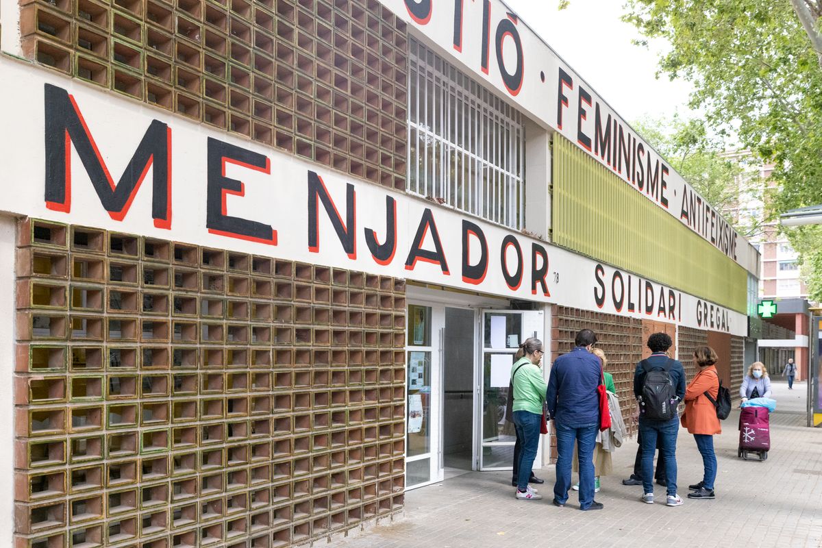 <div class='imageHoverDetail'>
             <p class='imageHoverTitle twoLineBreak'>Gent conversant davant del Menjador Solidari Gregal</p>
             <p class='imageHoverAutor oneLineBreak'>Autor: Edu Bayer</p>
             <button class='imageHoverBtn'>Mostra els detalls de la imatge <span class='sr-only'>Gent conversant davant del Menjador Solidari Gregal</span></button>
             </div>