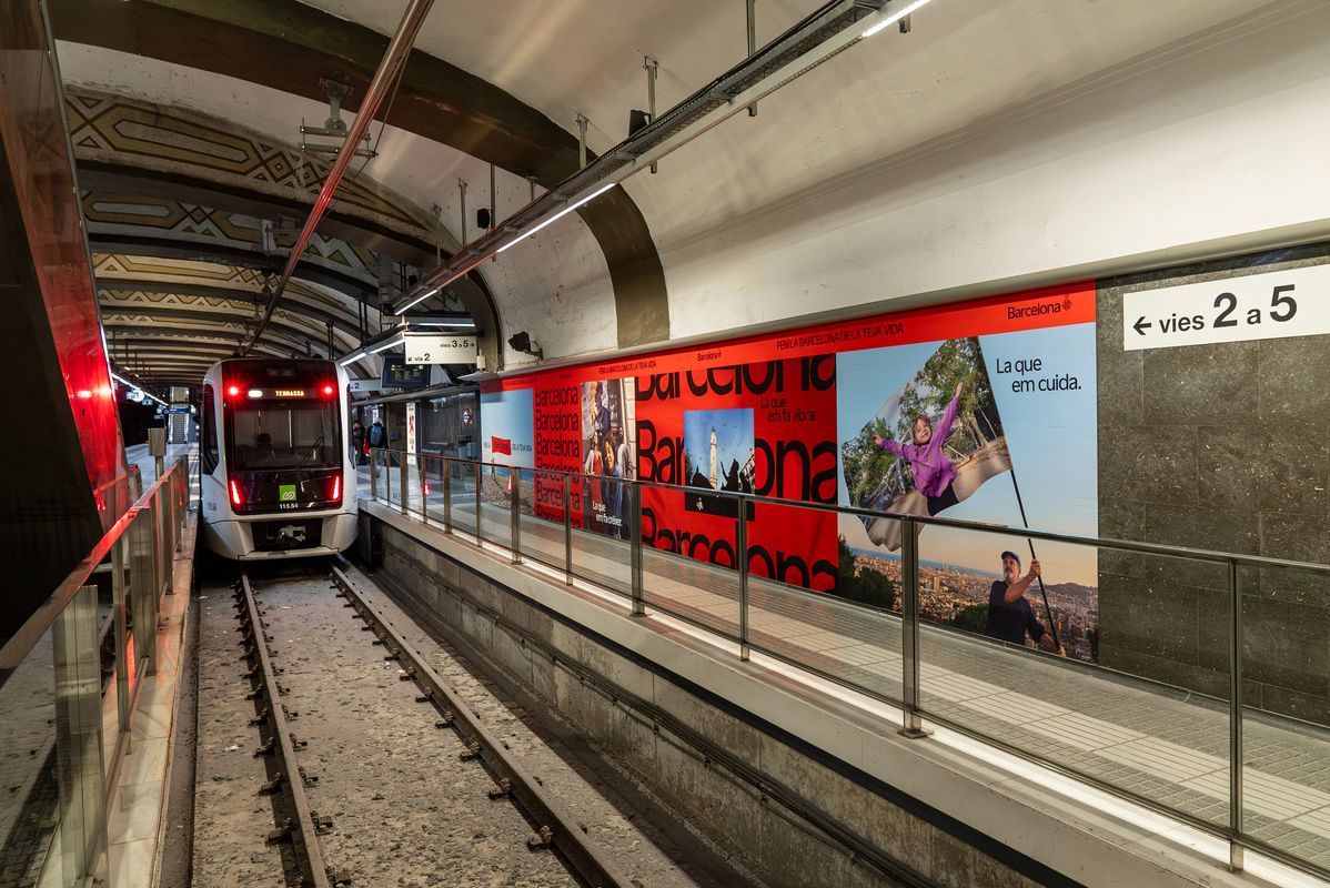 <div class='imageHoverDetail'>
             <p class='imageHoverTitle twoLineBreak'>Cartells del metro de Barcelona amb la campanya “Fem la Barcelona de la teva ...</p>
             <p class='imageHoverAutor oneLineBreak'>Autor: Cristina Salarich</p>
             <button class='imageHoverBtn'>Mostra els detalls de la imatge <span class='sr-only'>Cartells del metro de Barcelona amb la campanya “Fem la Barcelona de la teva ...</span></button>
             </div>