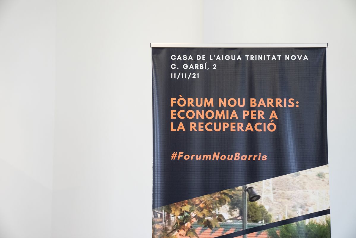 <div class='imageHoverDetail'>
             <p class='imageHoverTitle twoLineBreak'>Cartell de l'acte "Fòrum Nou Barris: l'economia per a la recuperació"</p>
             <p class='imageHoverAutor oneLineBreak'>Autor: Mariona Gil</p>
             <button class='imageHoverBtn'>Mostra els detalls de la imatge <span class='sr-only'>Cartell de l'acte "Fòrum Nou Barris: l'economia per a la recuperació"</span></button>
             </div>