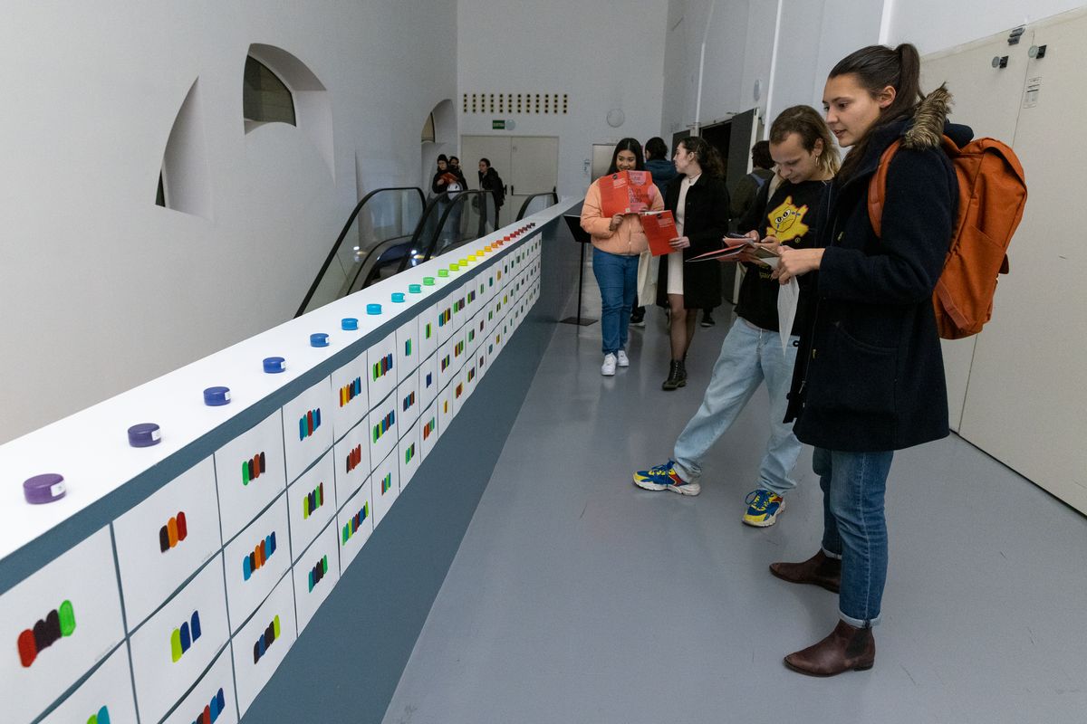 
             Un grup de visitants gaudeixen de la instal·lació artística «Per què la comun...
             Autor: Edu Bayer
             Mostra els detalls de la imatge Un grup de visitants gaudeixen de la instal·lació artística «Per què la comun...
             