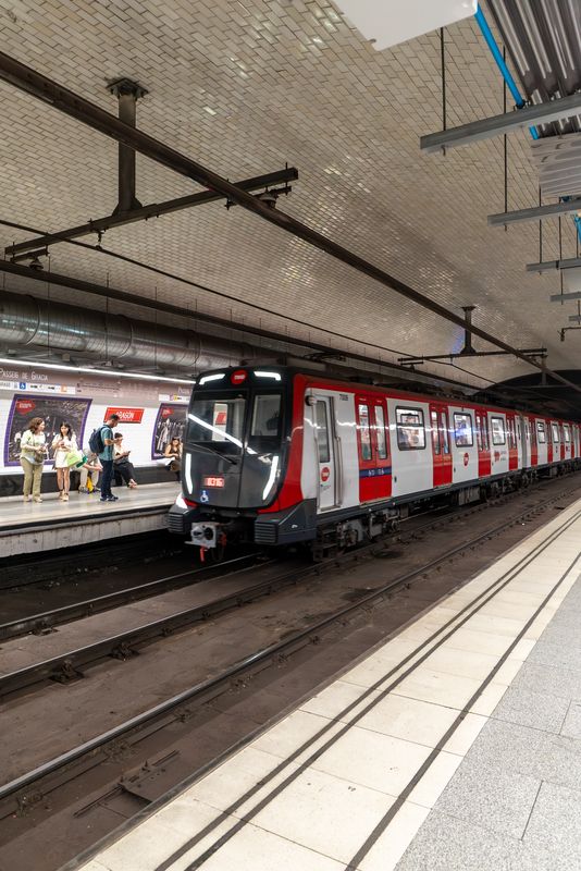 <div class='imageHoverDetail'>
             <p class='imageHoverTitle twoLineBreak'>Vagó de metro entrant a una estació</p>
             <p class='imageHoverAutor oneLineBreak'>Autor: Isaac Carbonell</p>
             <button class='imageHoverBtn'>Mostra els detalls de la imatge <span class='sr-only'>Vagó de metro entrant a una estació</span></button>
             </div>