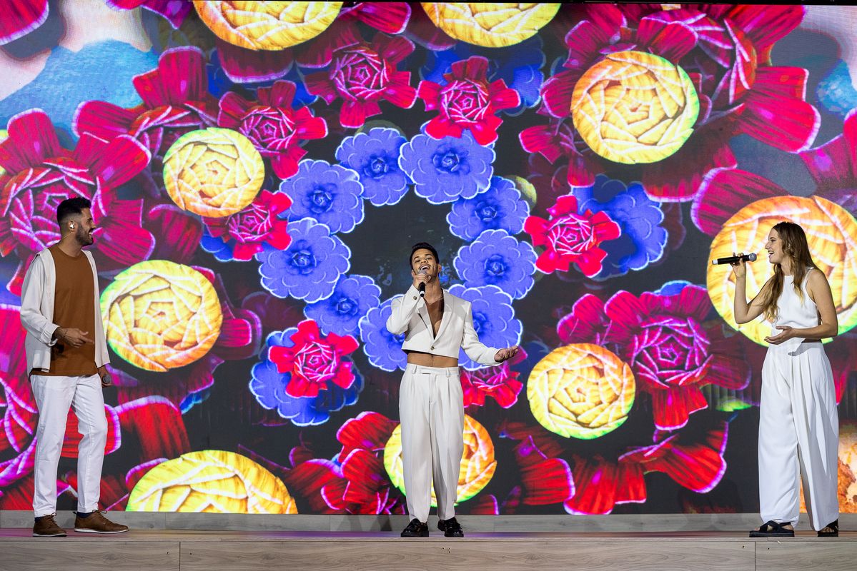 <div class='imageHoverDetail'>
             <p class='imageHoverTitle twoLineBreak'>Adrià Salas, Pedro Da Costa i Alidé Sans durant la seva actuació a l’acte ins...</p>
             <p class='imageHoverAutor oneLineBreak'>Autor: Edu Bayer</p>
             <button class='imageHoverBtn'>Mostra els detalls de la imatge <span class='sr-only'>Adrià Salas, Pedro Da Costa i Alidé Sans durant la seva actuació a l’acte ins...</span></button>
             </div>