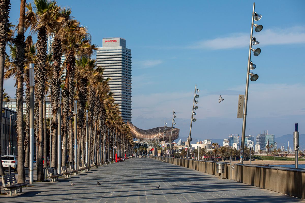 <div class='imageHoverDetail'>
             <p class='imageHoverTitle twoLineBreak'>Passeig Marítim de la Barceloneta tot buit amb la Torre Mapfre, l’Hotel Arts ...</p>
             <p class='imageHoverAutor oneLineBreak'>Autor: Edu Bayer</p>
             <button class='imageHoverBtn'>Mostra els detalls de la imatge <span class='sr-only'>Passeig Marítim de la Barceloneta tot buit amb la Torre Mapfre, l’Hotel Arts ...</span></button>
             </div>