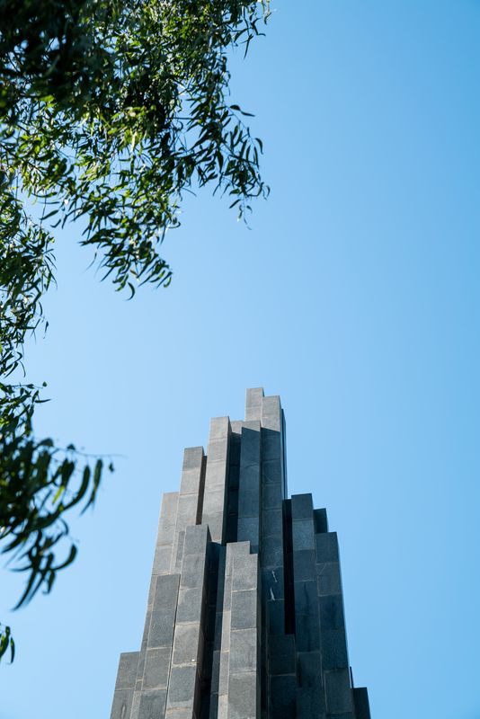 <div class='imageHoverDetail'>
             <p class='imageHoverTitle twoLineBreak'>Part superior del monument a les víctimes de l’atemptat d’Hipercor Tall irreg...</p>
             <p class='imageHoverAutor oneLineBreak'>Autor: Isaac Planella</p>
             <button class='imageHoverBtn'>Mostra els detalls de la imatge <span class='sr-only'>Part superior del monument a les víctimes de l’atemptat d’Hipercor Tall irreg...</span></button>
             </div>