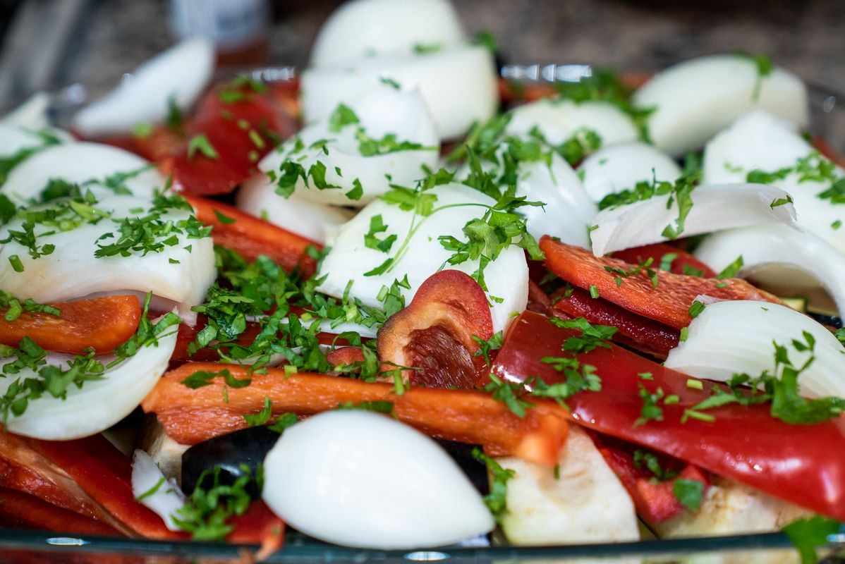 
             Bandeja de vidrio con verduras (cebolla, perejil, calabacín, berenjena y pimi...
             Autor: Mariona Gil
             Ver los detalles de la imagen Bandeja de vidrio con verduras (cebolla, perejil, calabacín, berenjena y pimi...
             