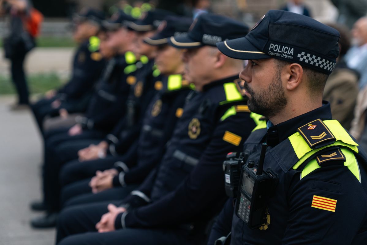 <div class='imageHoverDetail'>
             <p class='imageHoverTitle twoLineBreak'>Agents de la Guàrdia Urbana a la presentació dels nous vehicles de la Guàrdia...</p>
             <p class='imageHoverAutor oneLineBreak'>Autor: Cristina Salarich</p>
             <button class='imageHoverBtn'>Mostra els detalls de la imatge <span class='sr-only'>Agents de la Guàrdia Urbana a la presentació dels nous vehicles de la Guàrdia...</span></button>
             </div>