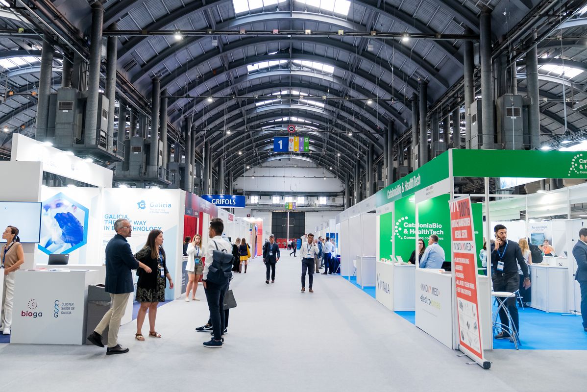 <div class='imageHoverDetail'>
             <p class='imageHoverTitle twoLineBreak'>Ambient a la Fira de Barcelona durant la celebració del congrés BioSpain 2023.</p>
             <p class='imageHoverAutor oneLineBreak'>Autor: Josbel A. Tinoco</p>
             <button class='imageHoverBtn'>Mostra els detalls de la imatge <span class='sr-only'>Ambient a la Fira de Barcelona durant la celebració del congrés BioSpain 2023.</span></button>
             </div>