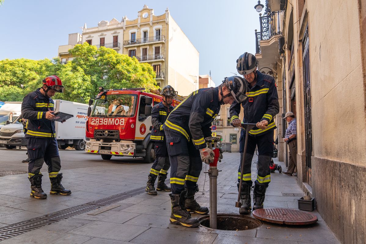 
             Uns bombers comproven el funcionament correcte dels hidrants al voltant dels ...
             Autor: Júlia Arnau
             Mostra els detalls de la imatge Uns bombers comproven el funcionament correcte dels hidrants al voltant dels ...
             