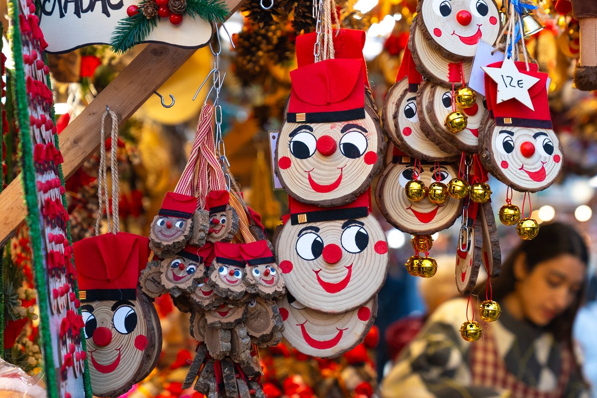 <div class='imageHoverDetail'>
             <p class='imageHoverTitle twoLineBreak'>Tienda de tions de Navidad de la Feria de Santa Llúcia 2025</p>
             <p class='imageHoverAutor oneLineBreak'>Autor: Isaac Carbonell</p>
             <button class='imageHoverBtn'>Ver los detalles de la imagen <span class='sr-only'>Tienda de tions de Navidad de la Feria de Santa Llúcia 2025</span></button>
             </div>