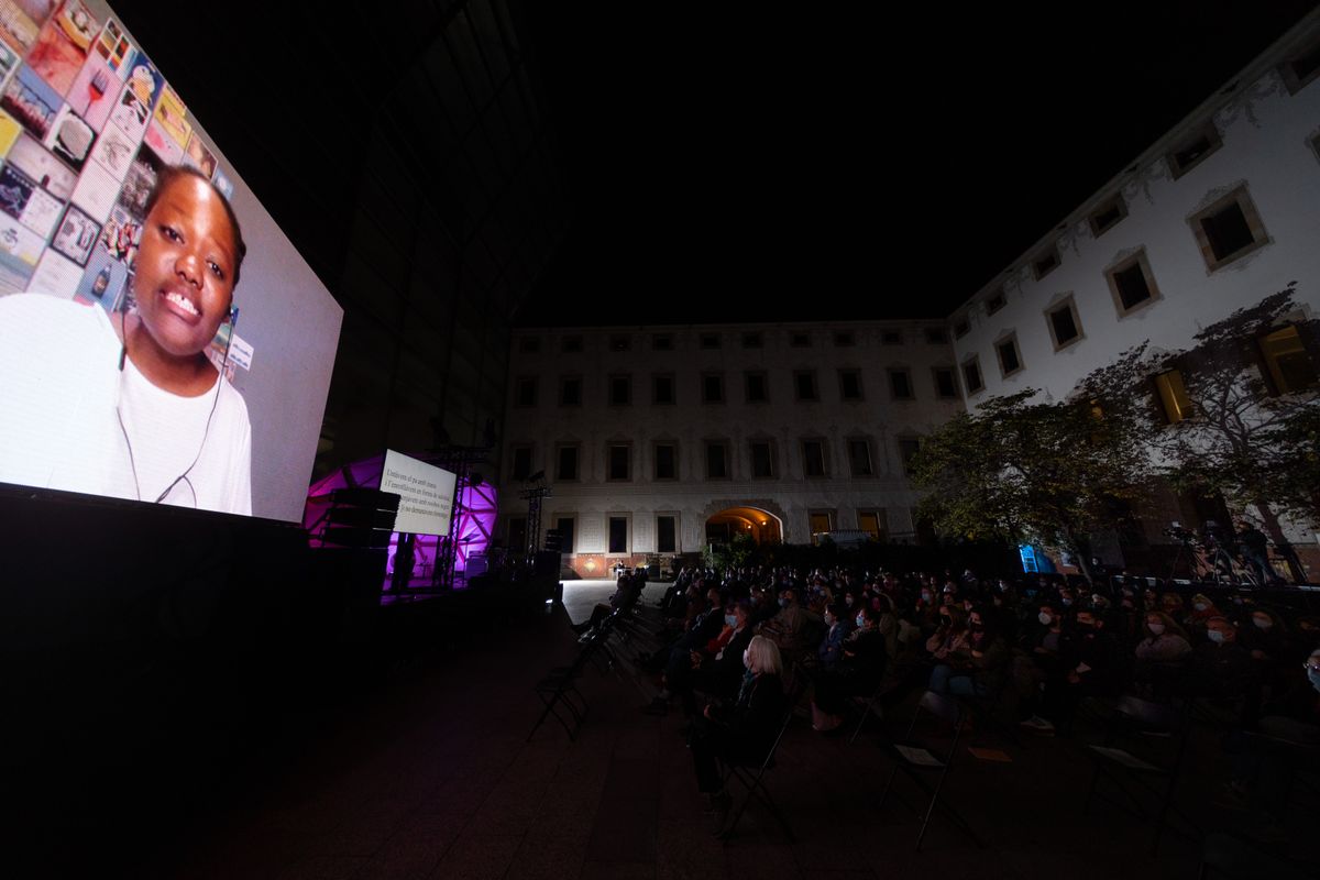 <div class='imageHoverDetail'>
             <p class='imageHoverTitle twoLineBreak'>Performance "Una sospita de llum" amb la poetessa Koleka Putuma participant-h...</p>
             <p class='imageHoverAutor oneLineBreak'>Autor: Miquel Taverna</p>
             <button class='imageHoverBtn'>Mostra els detalls de la imatge <span class='sr-only'>Performance "Una sospita de llum" amb la poetessa Koleka Putuma participant-h...</span></button>
             </div>