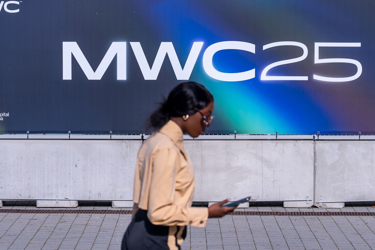 
             Una visitant revisa el telèfon mòbil davant d’un cartell del MWC25
             Autor: Júlia Arnau
             Mostra els detalls de la imatge Una visitant revisa el telèfon mòbil davant d’un cartell del MWC25
             