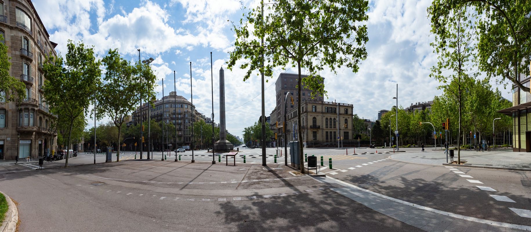 <div class='imageHoverDetail'>
             <p class='imageHoverTitle twoLineBreak'>Plaça del Cinc d’Oros amb el monòlit central vist des dels Jardinets de Gràci...</p>
             <p class='imageHoverAutor oneLineBreak'>Autor: Marc Lozano</p>
             <button class='imageHoverBtn'>Mostra els detalls de la imatge <span class='sr-only'>Plaça del Cinc d’Oros amb el monòlit central vist des dels Jardinets de Gràci...</span></button>
             </div>